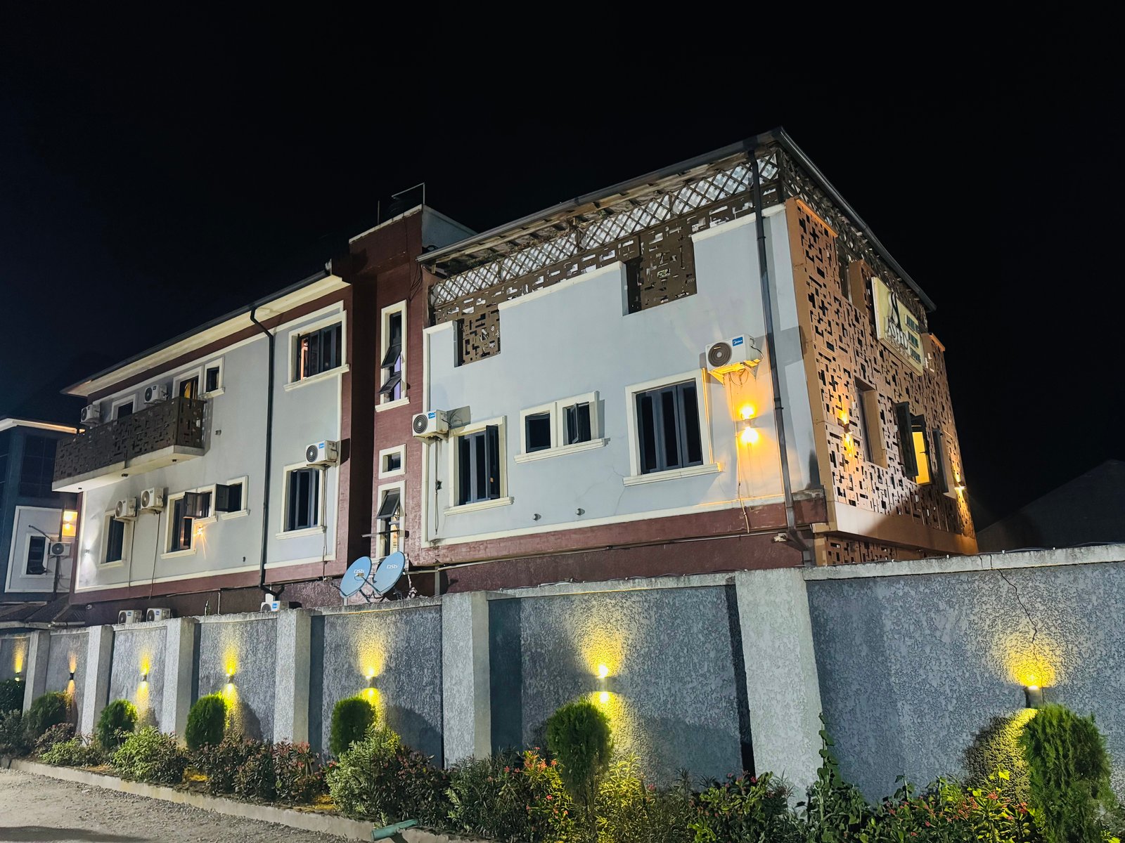 Asfed Lounge & Suites exterior at night